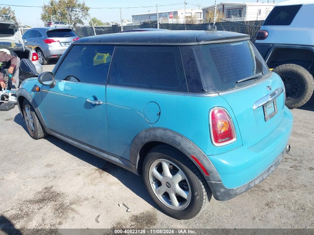 2010 MINI COOPER WMWMF3C56ATZ24559 Photo 2