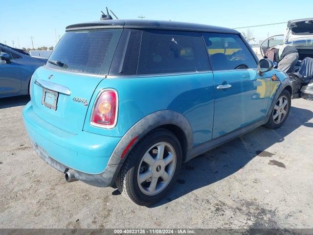 2010 MINI COOPER WMWMF3C56ATZ24559 Photo 3