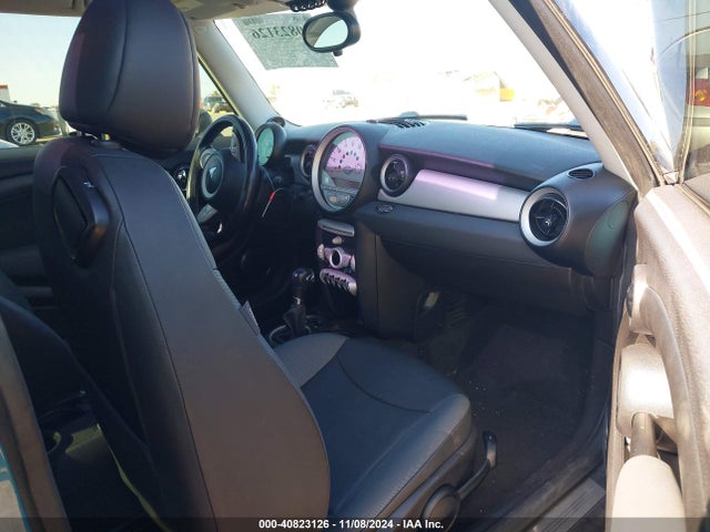 2010 MINI COOPER WMWMF3C56ATZ24559 Photo 4