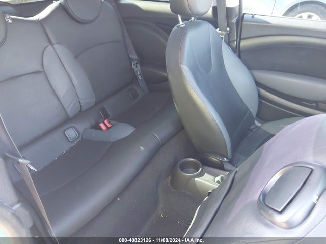 2010 MINI COOPER WMWMF3C56ATZ24559 Photo 7