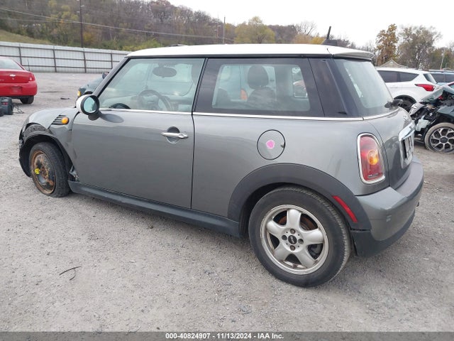 2010 MINI COOPER WMWMF3C51ATZ21648 Photo 2