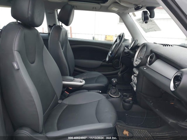2010 MINI COOPER WMWMF3C51ATZ21648 Photo 4