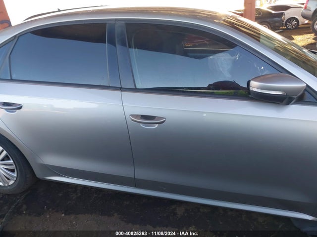 1VWAT7A3XEC111445 Volkswagen Passat 1.8t S