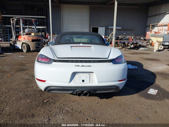 Porsche 2018 2018 WP0CA2A8XJS211030 Image 16