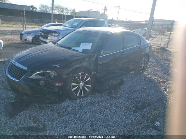 Chrysler 200 Touring 2014 1C3CCBBB6EN192425 Image 2