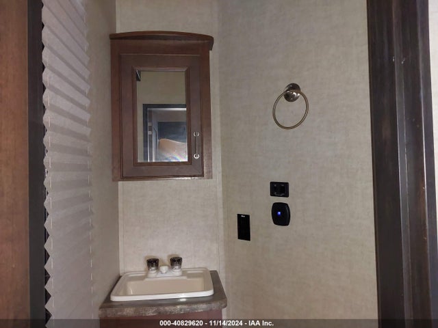 40829620 :رقم المزاد ، 4YDF37126FF810844 vin ، 2015 Keystone 38ft مزاد بيع