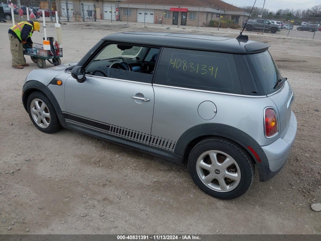 2010 MINI COOPER WMWMF3C55ATZ23743 Photo 2