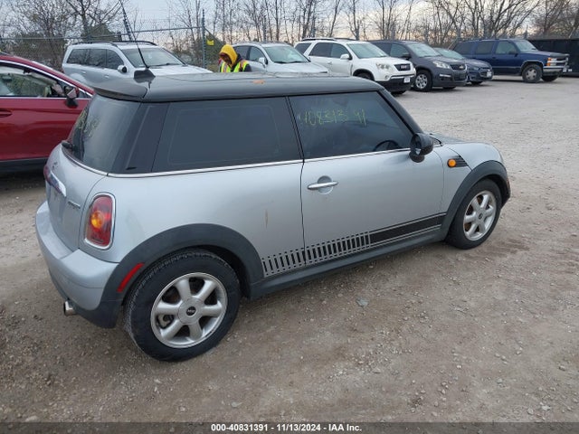 2010 MINI COOPER WMWMF3C55ATZ23743 Photo 3