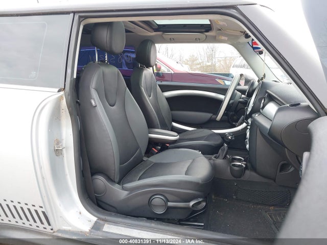2010 MINI COOPER WMWMF3C55ATZ23743 Photo 4