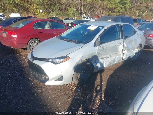 Toyota COROLLA LE 2018 2T1BURHE3JC002415 Image 2