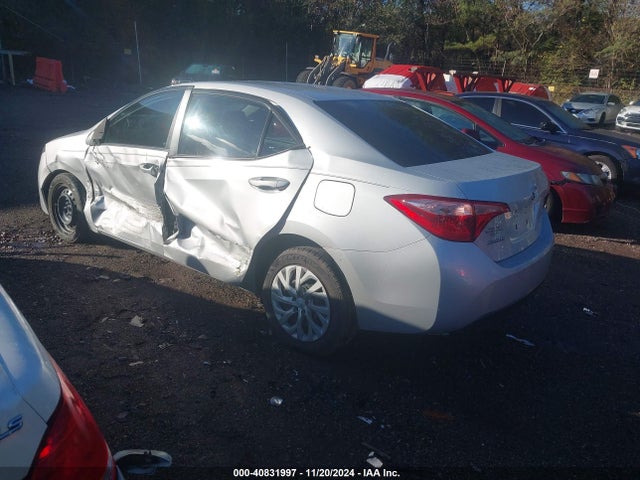 Toyota COROLLA LE 2018 2T1BURHE3JC002415 Image 3