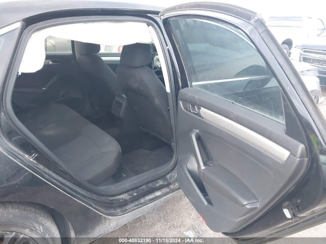 1VWAT7A32GC043774 Volkswagen Passat 1.8t S