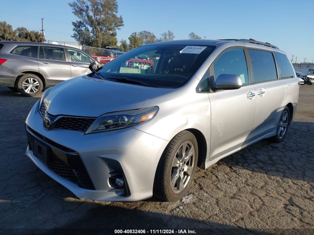 Toyota Sienna Se 8 Passenger 2018 5TDXZ3DC7JS964815 Image 2