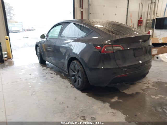 2024 TESLA MODEL Y 7SAYGDEDXRF102795 Photo 2