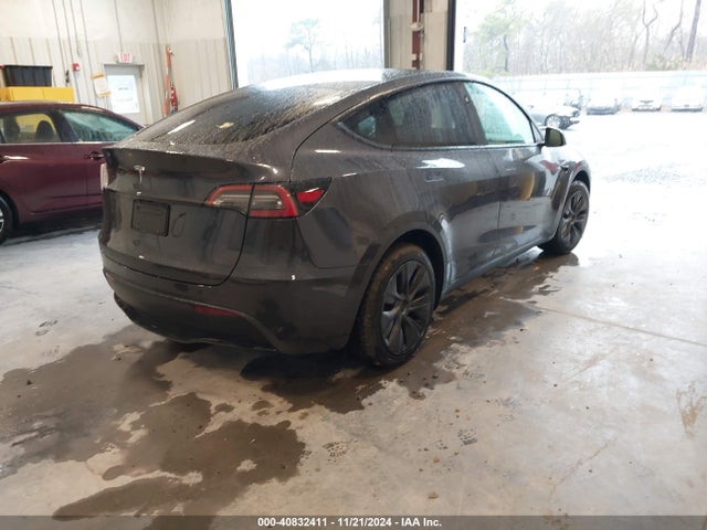 2024 TESLA MODEL Y 7SAYGDEDXRF102795 Photo 3
