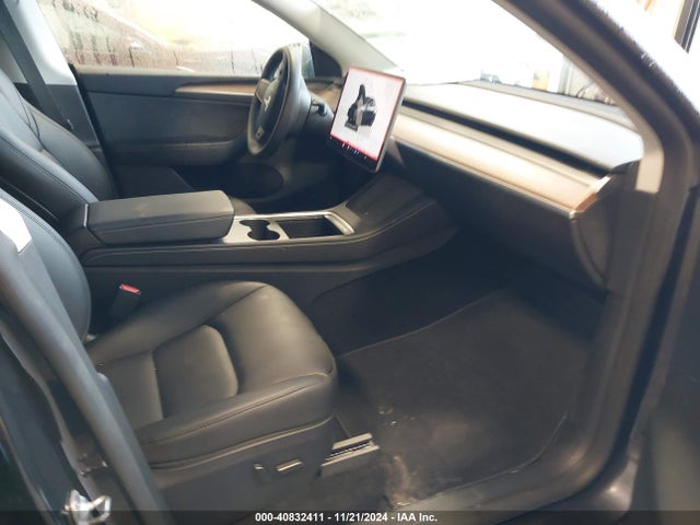 2024 TESLA MODEL Y 7SAYGDEDXRF102795 Photo 4
