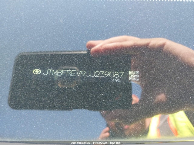 Toyota RAV4 LE 2018 JTMBFREV9JJ239087 Image 9