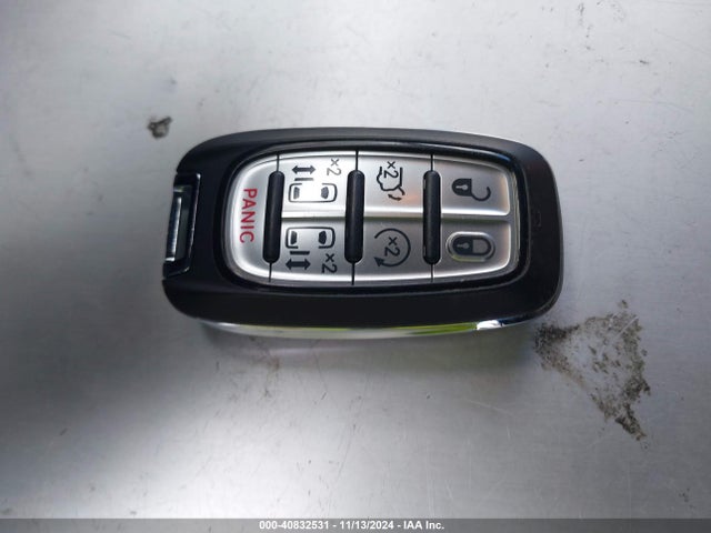 2C4RC1CG3NR213311 Chrysler Voyager Lx