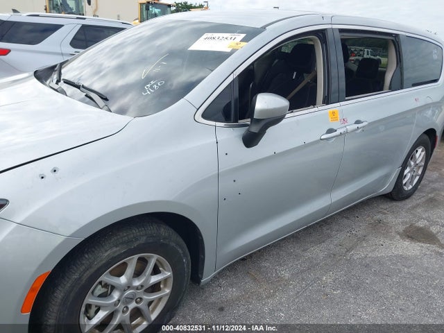 2C4RC1CG3NR213311 Chrysler Voyager Lx