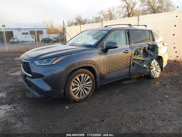 Toyota Highlander Platinum 2022 5TDFZRBH4NS252622 Image 2