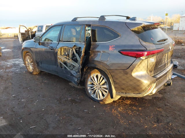 Toyota Highlander Platinum 2022 5TDFZRBH4NS252622 Image 3