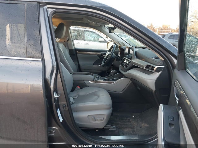 Toyota Highlander Platinum 2022 5TDFZRBH4NS252622 Image 5
