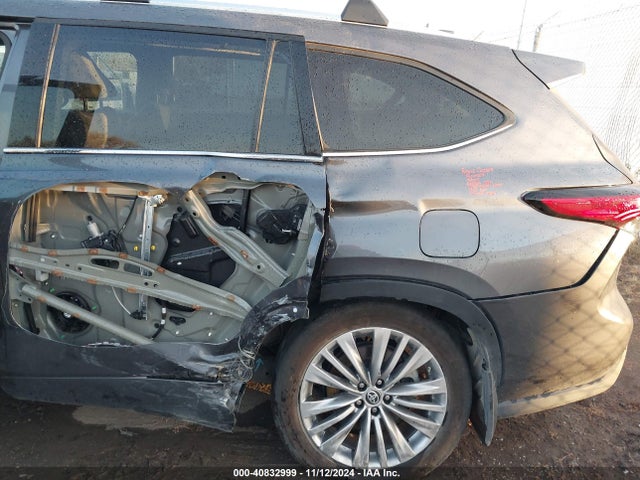 Toyota Highlander Platinum 2022 5TDFZRBH4NS252622 Image 6