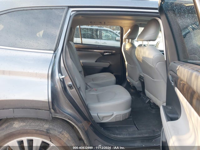 Toyota Highlander Platinum 2022 5TDFZRBH4NS252622 Image 8