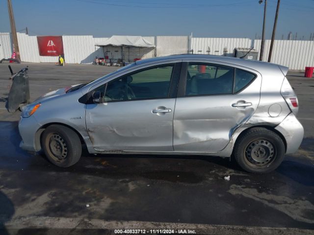 JTDKDTB33E1570209 Toyota Prius C Two