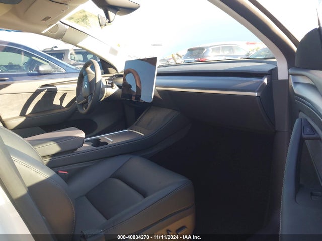 2024 TESLA MODEL Y 7SAYGDED1RF098104 Photo 4