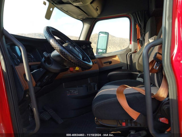 40834463 :رقم المزاد ، 3AKJHHDR0KSKC2360 vin ، 2019 Freightliner New Cascadia 126 مزاد بيع