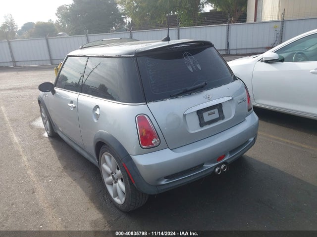 2006 MINI COOPER S WMWRE33516TN27728 Photo 2