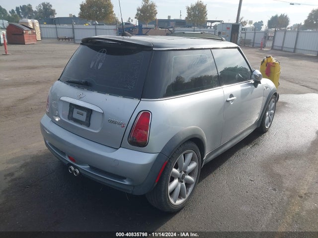 2006 MINI COOPER S WMWRE33516TN27728 Photo 3