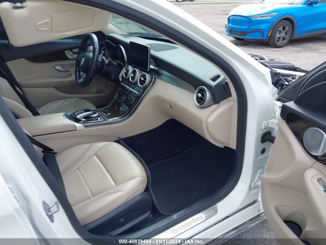 55SWF4JB3HU185561 Mercedes-Benz C 300 Luxury/sport