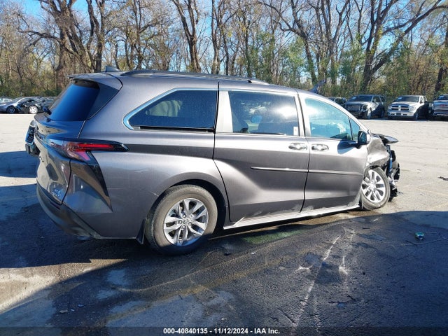 Toyota SIENNA XLE 2024 5TDJRKEC1RS204762 Image 13