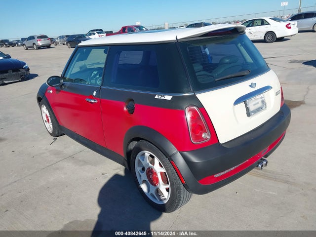 2006 MINI COOPER S WMWRE33576TL17151 Photo 2