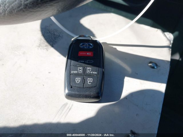 5TDDRKEC8NS100020 Toyota Sienna Xse
