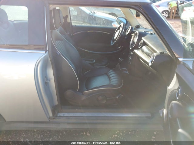 2011 MINI COOPER CLUBMAN WMWZF3C56BTY00718 Photo 4