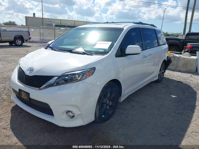 5TDXK3DC0GS730867 Toyota Sienna Se Premium 8 Passenger