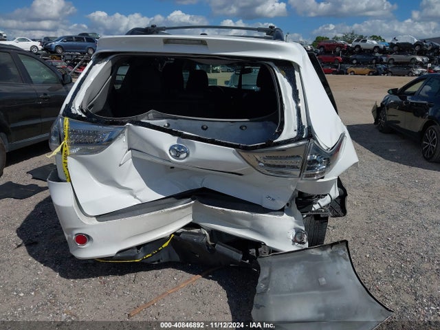 5TDXK3DC0GS730867 Toyota Sienna Se Premium 8 Passenger