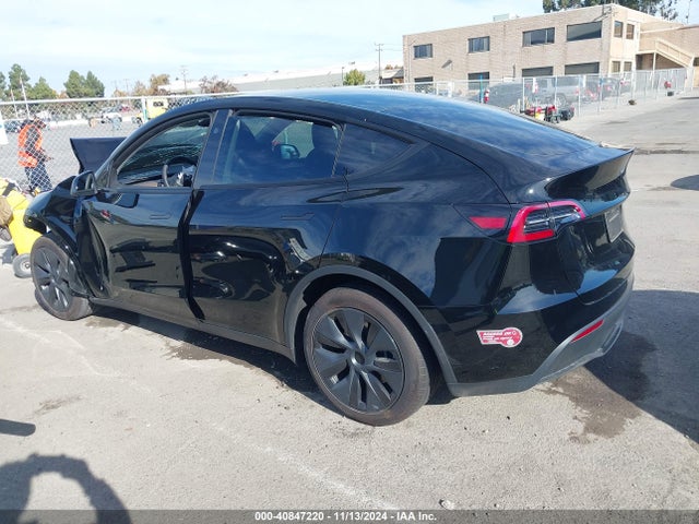 2024 TESLA MODEL Y 7SAYGAEE4RF126078 Photo 2