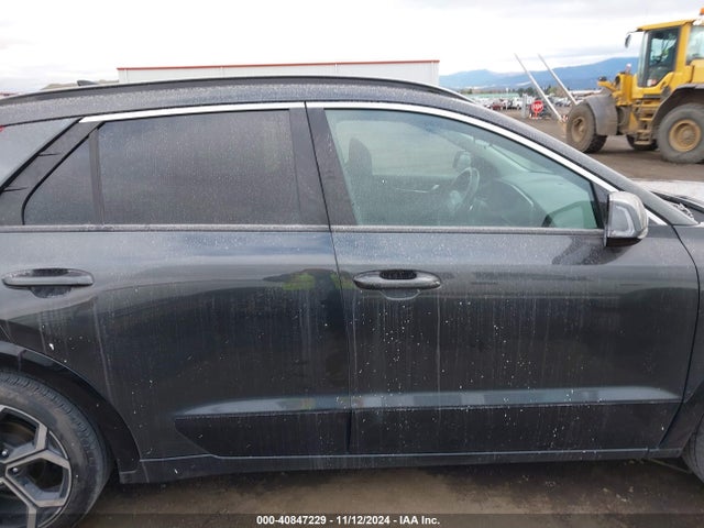 KNDCR3LE7P5091812 KIA Niro Ex Touring