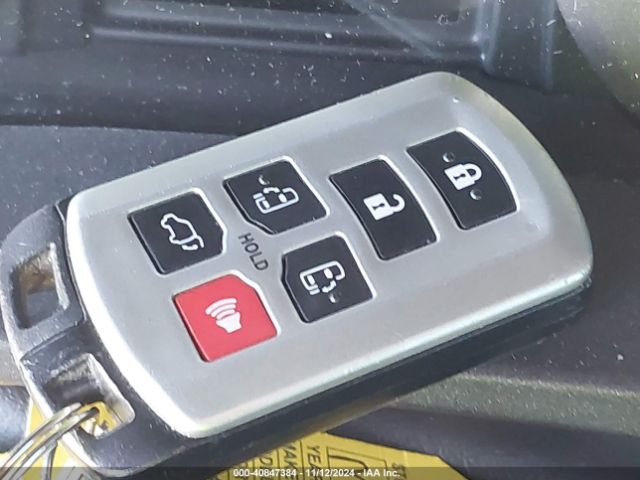 5TDYK3DC5FS679160 Toyota Sienna Xle 8 Passenger