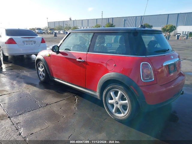 2010 MINI COOPER WMWMF3C5XATZ64109 Photo 2