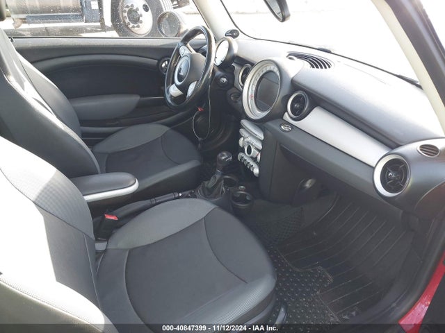 2010 MINI COOPER WMWMF3C5XATZ64109 Photo 4