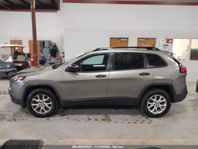 1C4PJMAB5GW246889 Jeep Cherokee Sport