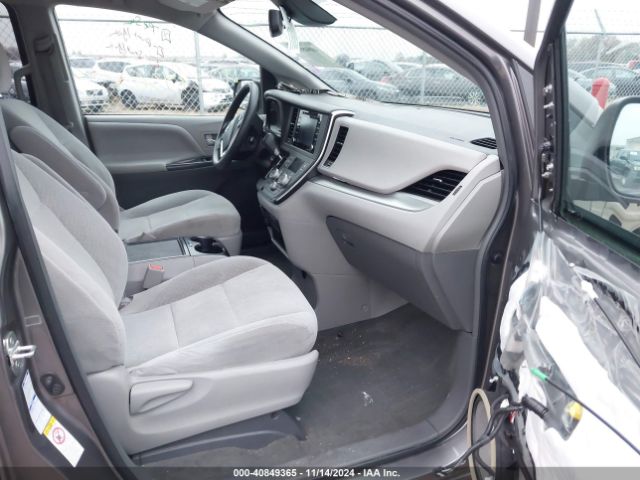 5TDJZ3DCXJS189853 Toyota Sienna Le 7 Passenger