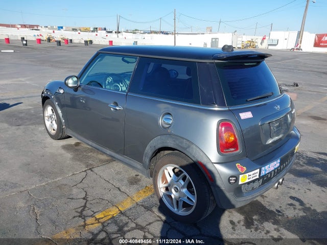 2010 MINI COOPER S WMWMF7C56ATZ74045 Photo 2