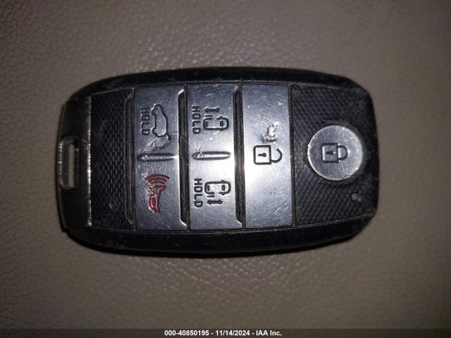 KIA SEDONA LX 2018 KNDMB5C13J6402509 Image 11
