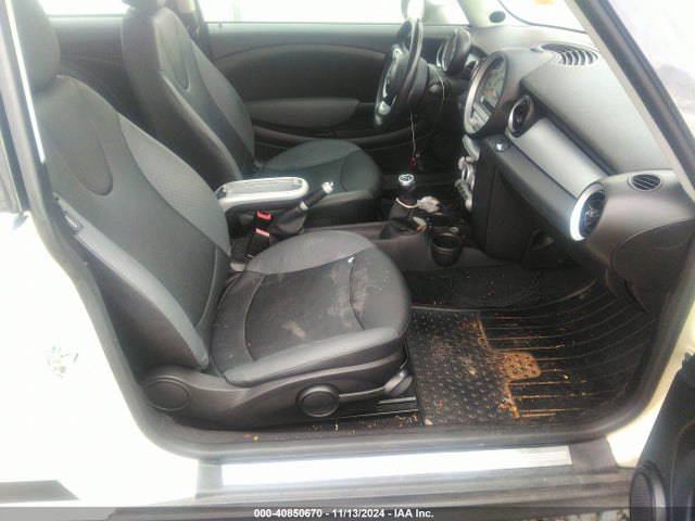 2008 MINI COOPER WMWMF335X8TU68592 Photo 4